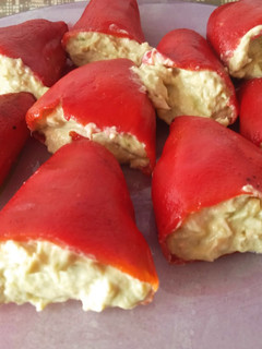 Una foto de Pimientos piquillo rellenos de ensaladilla de atún y aguacate