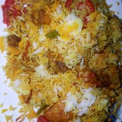 A picture of Mughlai chicken baryani.