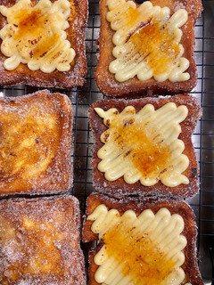 Una foto de Torrijas de pan de molde con crema caramelizada