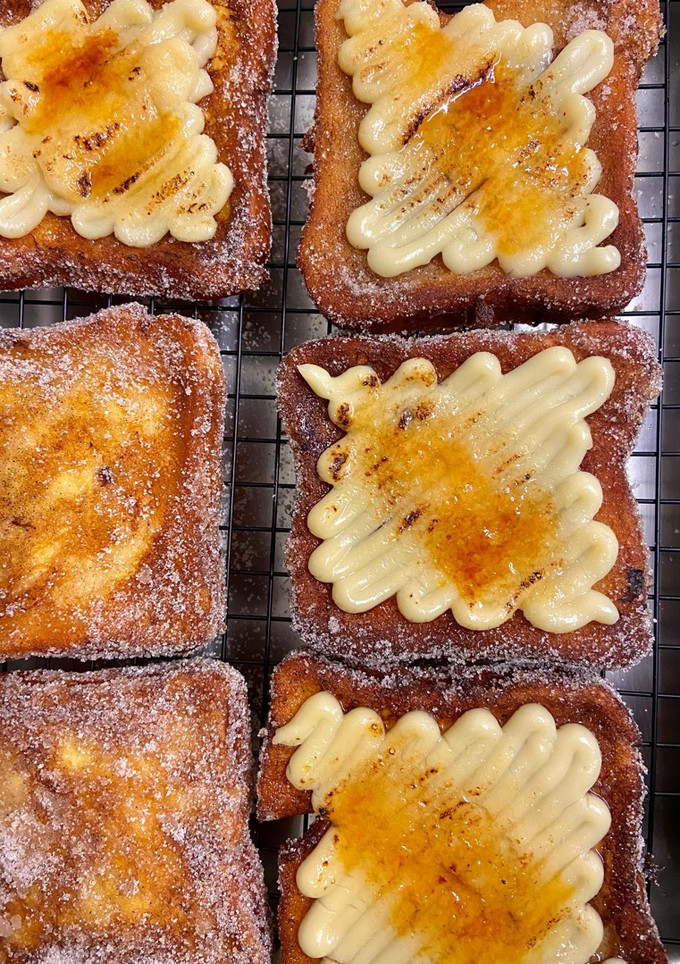 Una foto de Torrijas de pan de molde con crema caramelizada