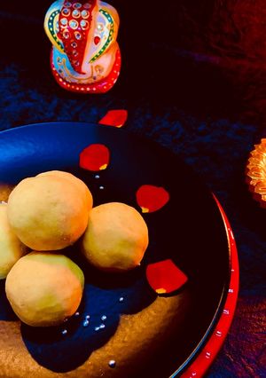 A picture of Besan laddoo.