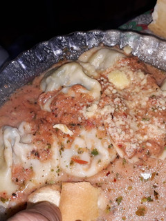 Una foto de Sorrentinos(mil rellenos) con salsa rosa