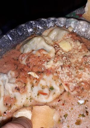Una foto de Sorrentinos(mil rellenos) con salsa rosa