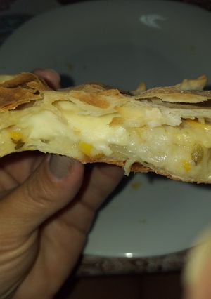 Una foto de Pascualina de choclo, cebolla, salsa blanca y queso