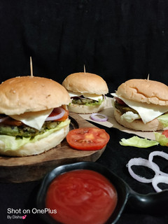 વેજ ટીક્કી બર્ગર (Veg Tikki Burger Recipe In Gujarati) રેસીપી મુખ્ય ફોટો