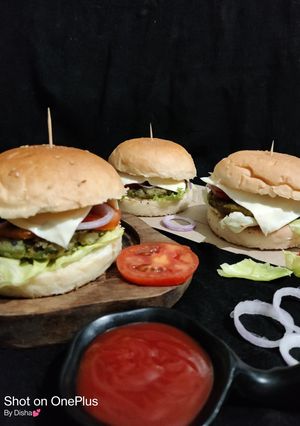 વેજ ટીક્કી બર્ગર (Veg Tikki Burger Recipe In Gujarati) રેસીપી મુખ્ય ફોટો