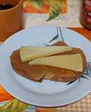 Tostada integral con crema de cacahuete, membrillo y queso añejo fuerte