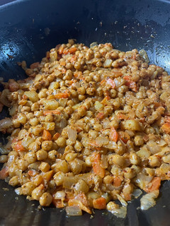Una foto de [Vegano 🌱] SALTEADO de GARBANZOS y VERDURAS