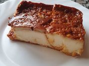 Una foto de flan de almendras y leche condensada