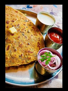 त्रिकोणी मेथी पराठा (methi paratha recipe in marathi) रेसिपी चे मुख्य फोटो