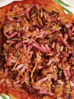Una foto de Pizza de bacon y cebolla caramelizada