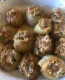 Cebollas rellenas de queso crema, tocino y más