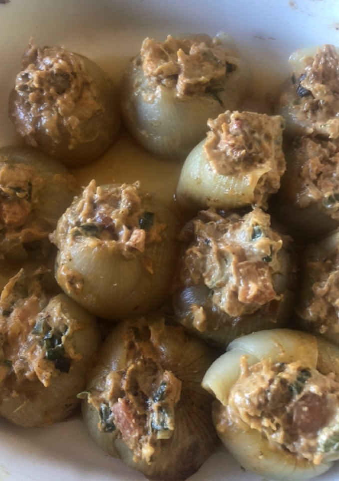 Una foto de Cebollas rellenas de queso crema, tocino y más