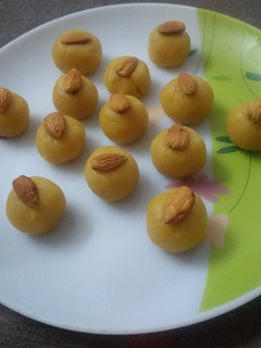 ஆந்திரா ஸ்பெஷல் லட்டு(Andhra Special Laddu recipe in Tamil) செய்முறை முக்கிய புகைப்படம்