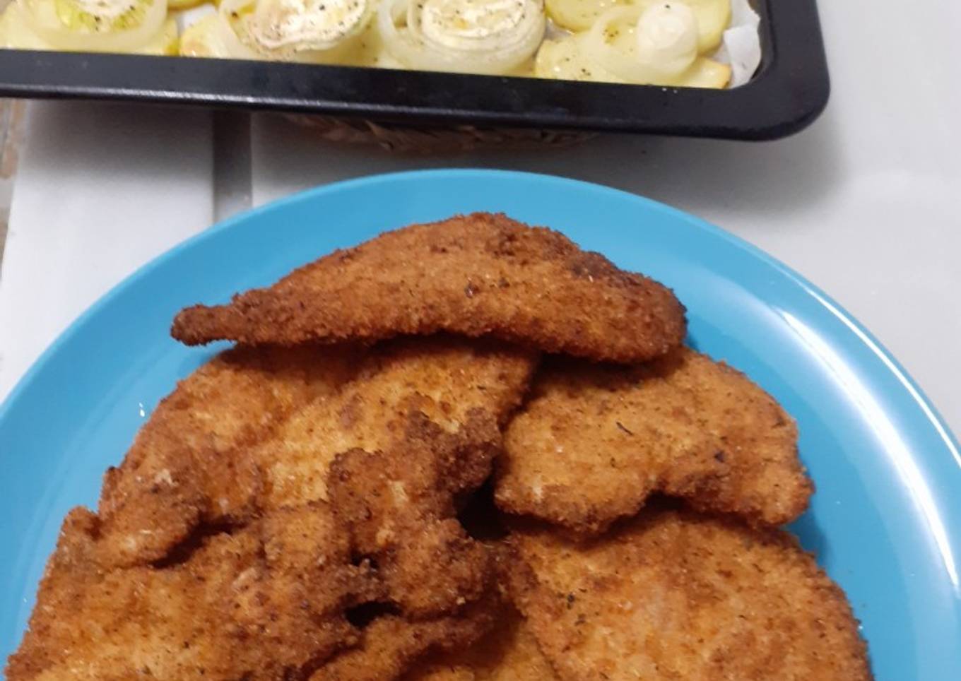 Pechuga empanada con especias y verduras al horno