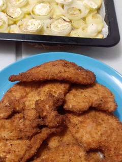 Una foto de Pechuga empanada con especias y verduras al horno