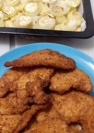 Una foto de Pechuga empanada con especias y verduras al horno