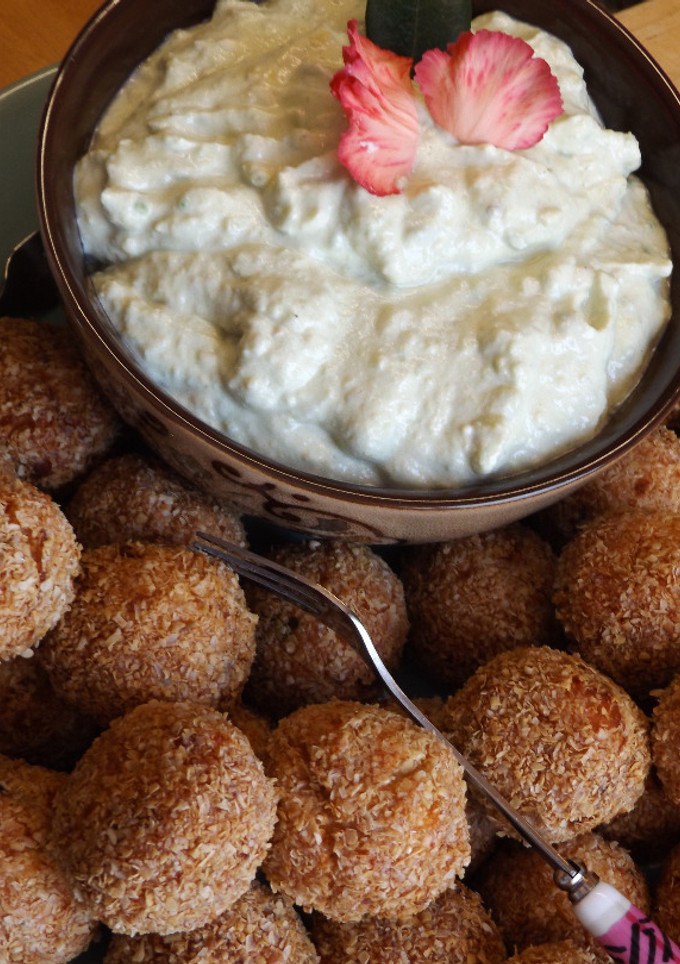 Una foto de Albondiguillas de pollo diferentes para aperitivo, sin trigo