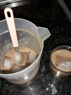 Una foto de Batido de chocolate con cubito de hielo para el desayuno ☕🌡frío