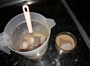 Foto principal de Batido de chocolate con cubito de hielo para el desayuno ☕🌡frío