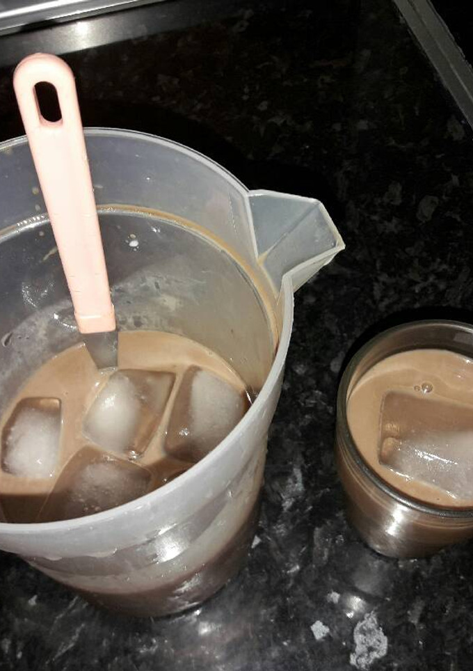 Una foto de Batido de chocolate con cubito de hielo para el desayuno ☕🌡frío