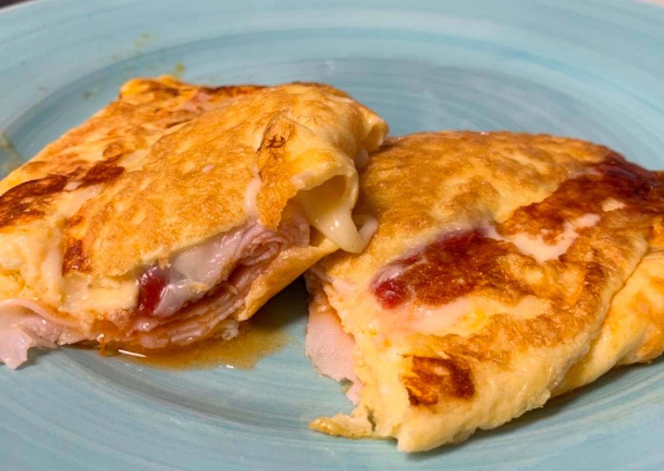 Tortilla rellena de pimientos confitados con pavo y queso