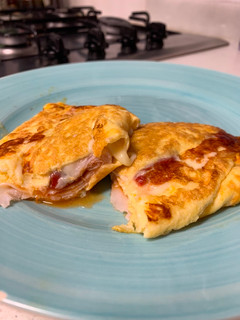 Una foto de Tortilla rellena de pimientos confitados con pavo y queso