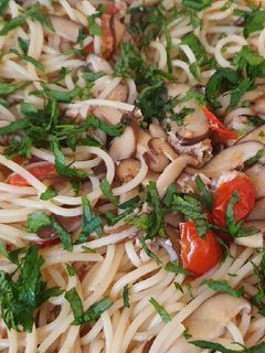 Una foto de Spaghetti con Shiitake y Atún