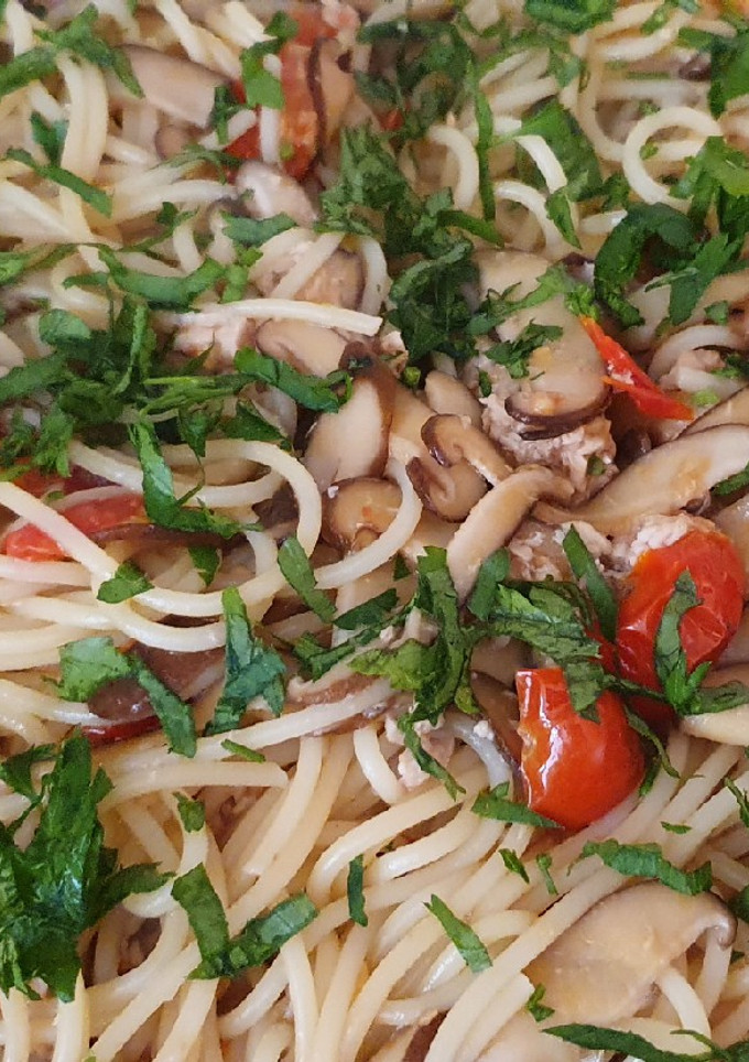 Una foto de Spaghetti con Shiitake y Atún