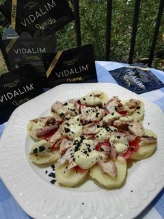 Una foto de Ensalada de caballa con Vidalim y mahonesa de aguacate