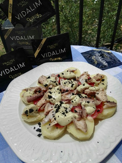 Una foto de Ensalada de caballa con Vidalim y mahonesa de aguacate