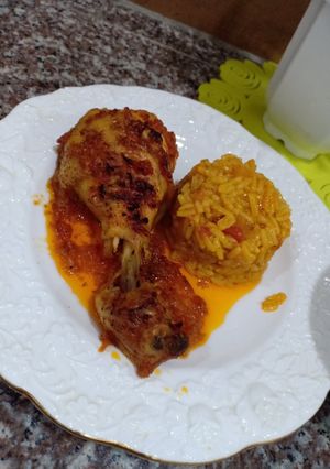 صورة لوصفة أرز بمرق أحمر ودجاج محمر
