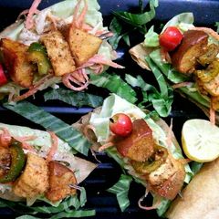 A picture of Apple paneer tikka papdi.