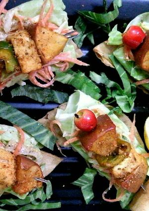 A picture of Apple paneer tikka papdi.