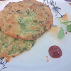 A picture of Methi khasta poori.