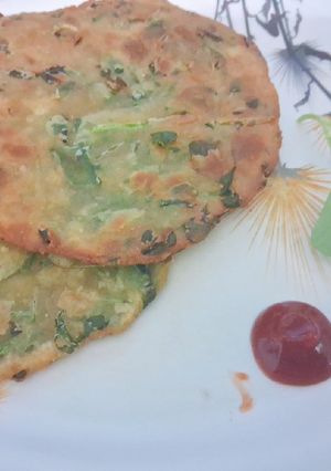 A picture of Methi khasta poori.