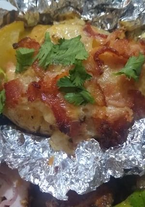 Una foto de Papa al horno, con tocino y queso