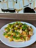 Ensalada de pasta corta con pollo