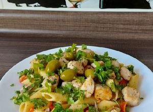 Una foto de Ensalada de pasta corta con pollo