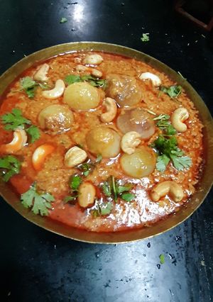 આખી ડુંગળી નુ શાક(akhi dungri nu shaak recipe in gujarati) રેસીપી મુખ્ય ફોટો