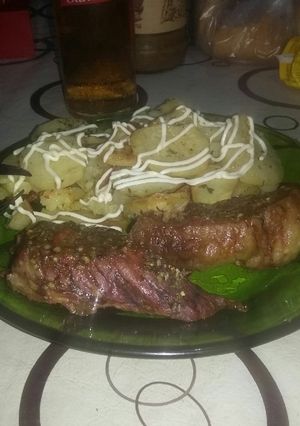 Una foto de Marucha deshuesada con papas al horno