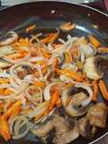 Verduras y champiñones salteados
