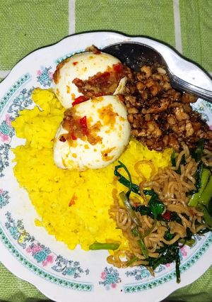 Foto resep 181. Nasi Kuning Magicom Lengkap Lauk Telur