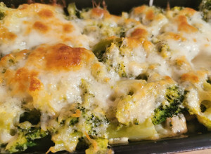 Rakott brokkoli csirkemell kockákkal 🥦 recept fotója