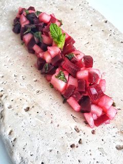 Una foto de 🍏TARTAR DE MANZANA, REMOLACHA Y HIERBABUENA🍏