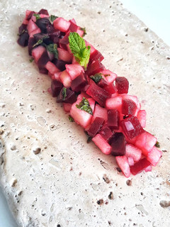 Una foto de 🍏TARTAR DE MANZANA, REMOLACHA Y HIERBABUENA🍏