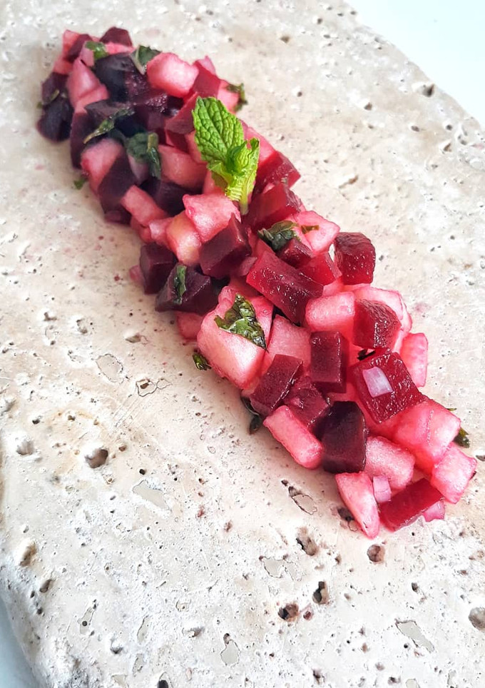 Una foto de 🍏TARTAR DE MANZANA, REMOLACHA Y HIERBABUENA🍏