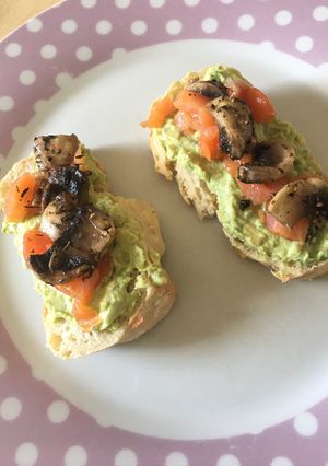 Une photo de Tartine avocat truite fumée et champignons