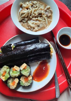 Hình của món Keto Canh nấm gà + kimbap rau củ.