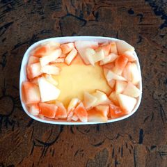 A picture of Vanilla custard, sugar free, with apple 🍎🍏.